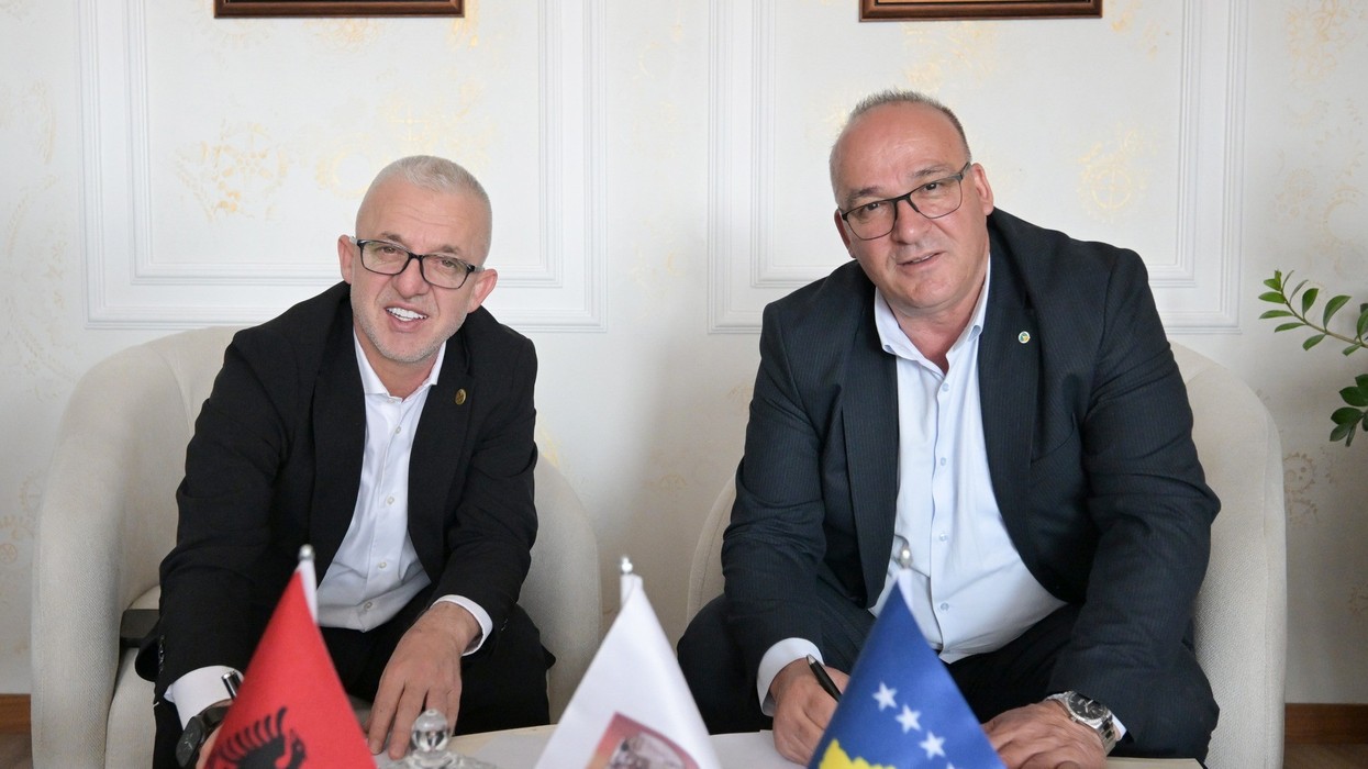 Komuna e Podujevës dhe “Jetimat e Ballkanit” nënshkruajnë marrëveshje për ndërtimin e pesë shtëpive për familjet në nevojë