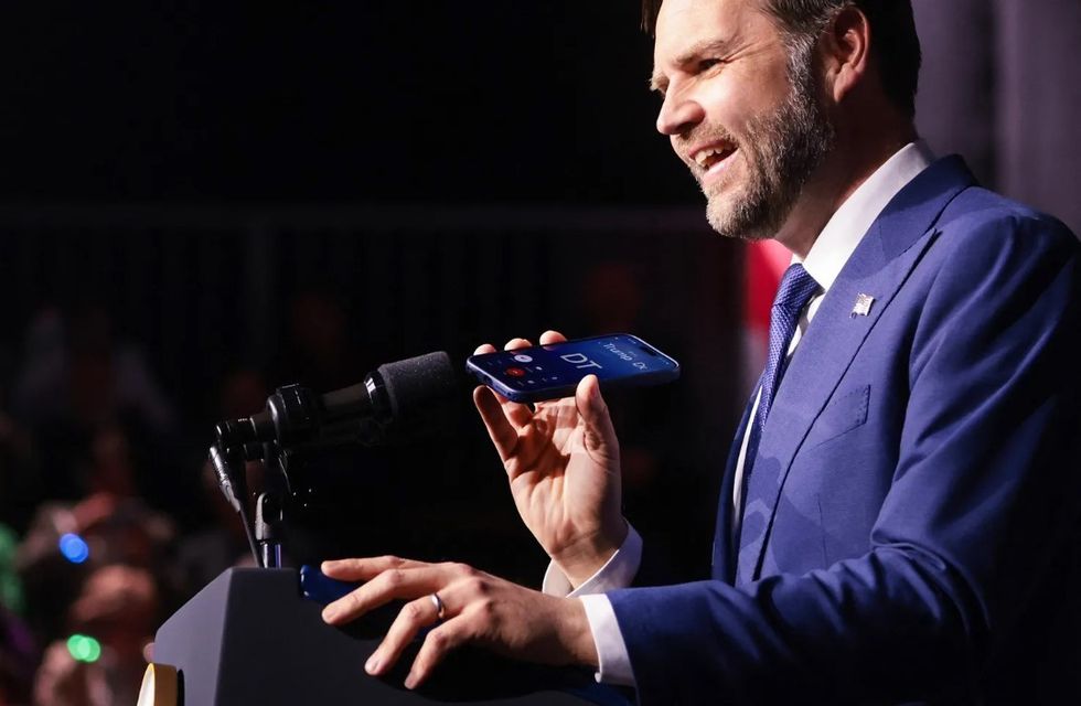 “Përshëndetje Z. President!” – momenti kur zëvendëspresidenti JD Vance telefonon Donald Trump para mijëra njerëzve në Hungari