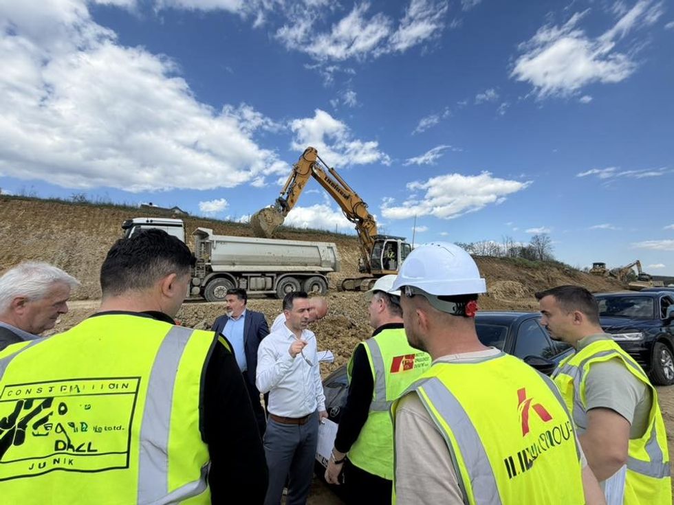 Ministri Basha inspekton punimet në rrugën nacionale Prishtinë–Pejë