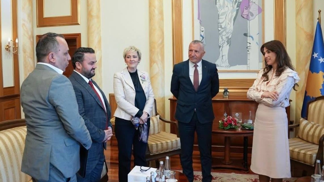 Pasivizimi i adresave dhe mosnjohja e diplomave, Haxhiu diskuton me Kamberin e Sinanin