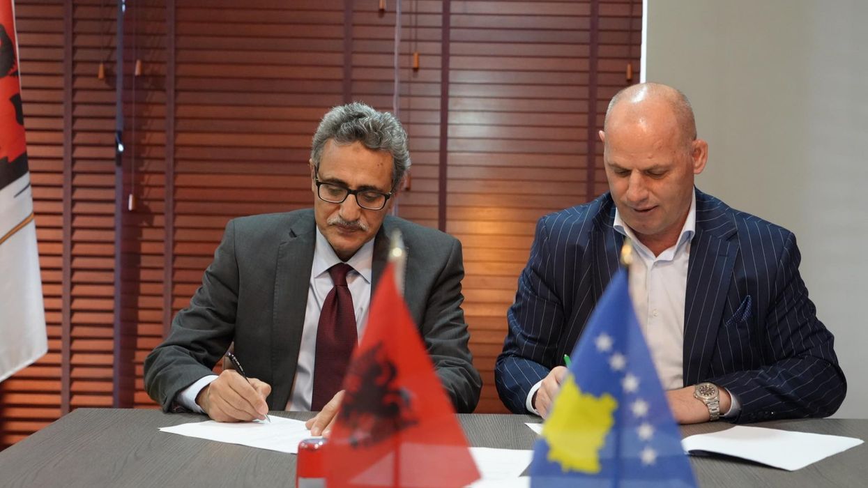 Nënshkruhet marrëveshja mbi 110 mijë euro për fermerët e Drenasit Nënshkruhet marrëveshja mbi 110 mijë euro për fermerët e Drenasit