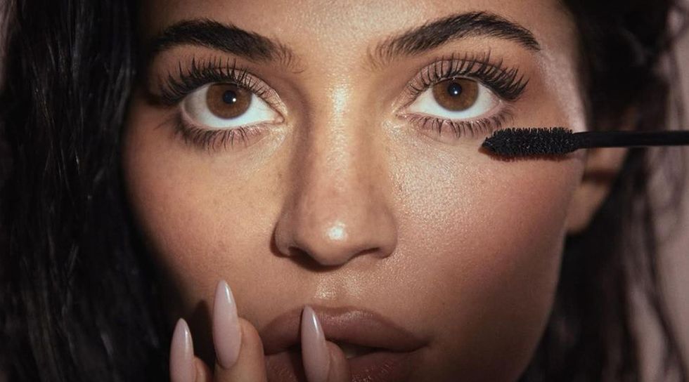 Më mirë se qerpikët natyralë: Zëvendësoni maskarën e zezë me atë kafe për një pamje elegante dhe natyrale