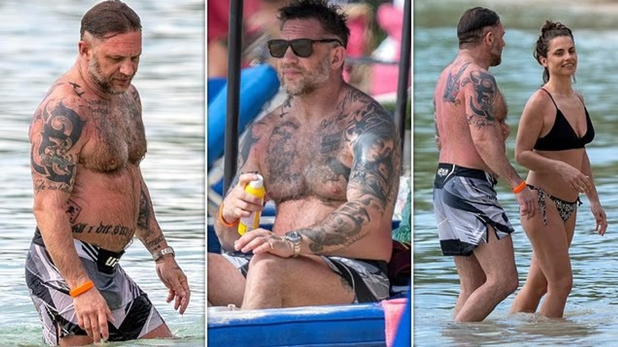 Tom Hardy tregon tatuazhet e tij të shumta në trup, ndërsa fotografohet në një paraqitje të rrallë me gruan e tij në bikini brigjeve të Barbadosit