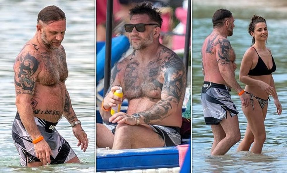 Tom Hardy tregon tatuazhet e tij të shumta në trup, ndërsa fotografohet në një paraqitje të rrallë me gruan e tij në bikini brigjeve të Barbadosit