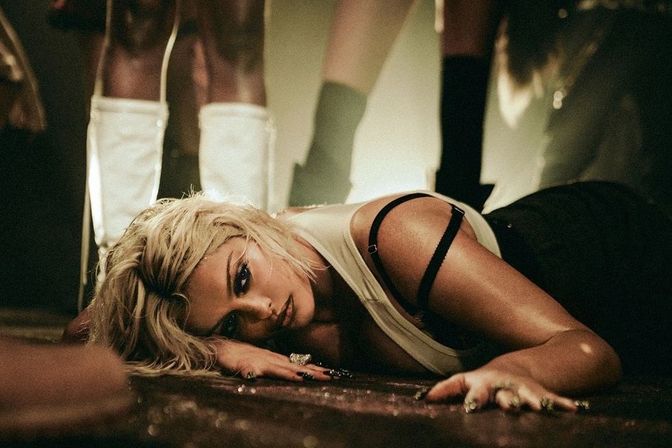 Bebe Rexha sjell “Hysteria” – këngën e katërt nga albumi i saj i ri në ardhje “Dirty Blonde”