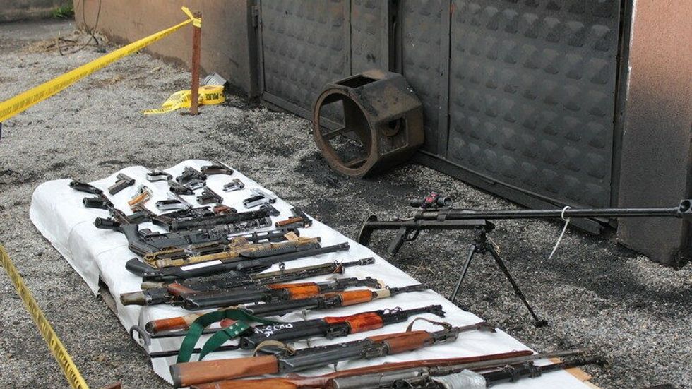 Iu gjetën 3 armë pa leje më 2 prill, qytetari i Skenderajt dorëzon edhe 7 tjera