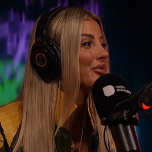Bay T sjell energji në 'R Studio', interpreton live një nga hitet e saj "Telefon" Bay T sjell energji në 'R Studio', interpreton live një nga hitet e saj