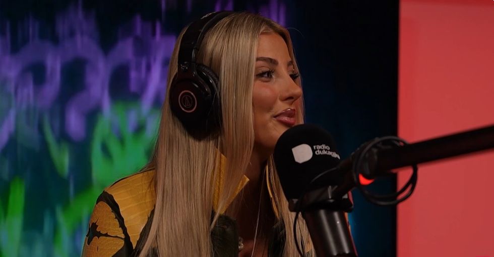 Bay T sjell energji në ‘R Studio’, interpreton live një nga hitet e saj “Telefon”