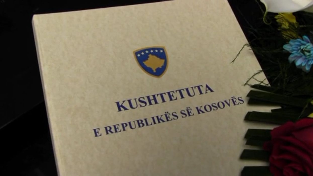 18 vjet nga miratimi, pse Kushtetuta e Kosovës nuk lexohet njësoj nga të gjithë 18 vjet nga miratimi, pse Kushtetuta e Kosovës nuk lexohet njësoj nga të gjithë