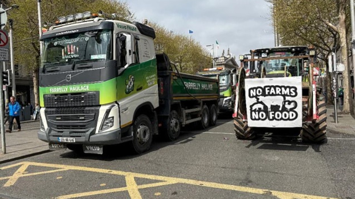 Irlandezët bllokojnë rrugët për shkak të çmimeve të karburanteve, shteti dërgon ushtrinë