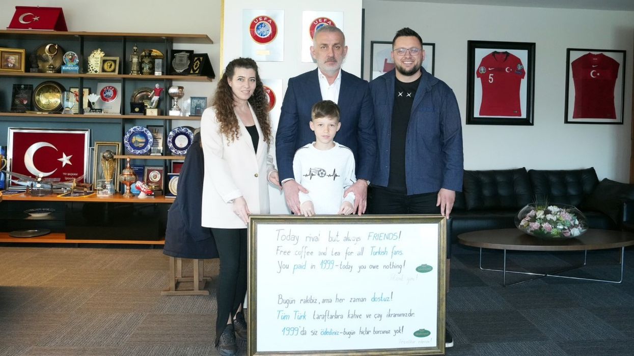 Presidenti i Federatës Turke të Futbollit pret pronarin e restorantit që dhuroi pije falas për tifozët turq në Prishtinë Presidenti i Federatës Turke të Futbollit pret pronarin e restorantit që dhuroi pije falas për tifozët turq në Prishtinë