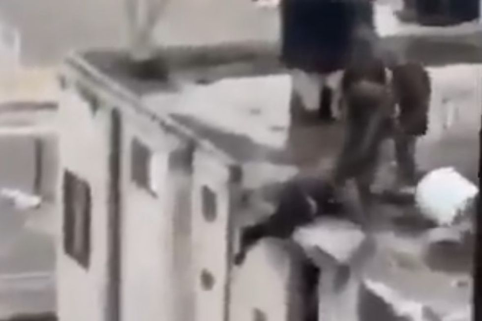 Presidenti koreano-jugor publikon videon ku ushtarët izraelitë hedhin nga ndërtesa një person