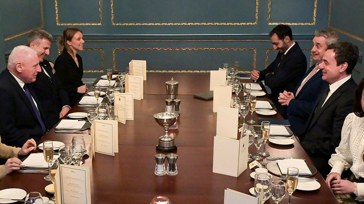 Vizita në Britani, Kurti me ministrin e Shtetit për Mbrojtje diskutojnë thellimin e bashkëpunimit ushtarak Vizita në Britani, Kurti me ministrin e Shtetit për Mbrojtje diskutojnë thellimin e bashkëpunimit ushtarak