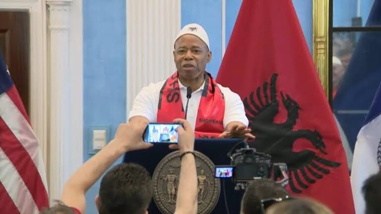 Ish-kryebashkiaku i New York merr nënshtetësinë shqiptare