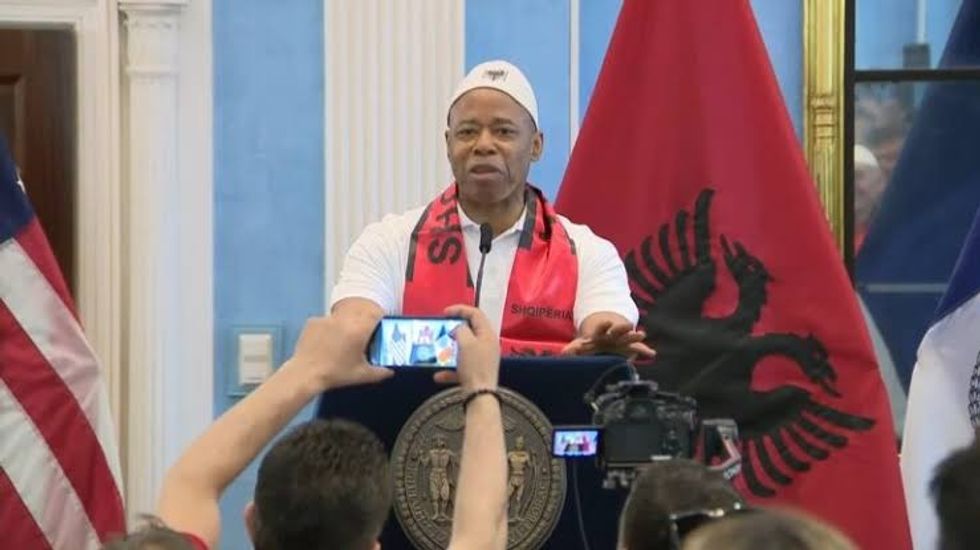 Ish-kryebashkiaku i New York merr nënshtetësinë shqiptare