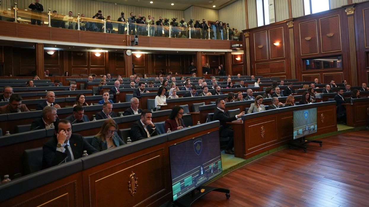 Shumica kërkon miratimin e Projektligjit për çmimet tavan, opozita e quan të dëmshëm Shumica kërkon miratimin e Projektligjit për çmimet tavan, opozita e quan të dëmshëm