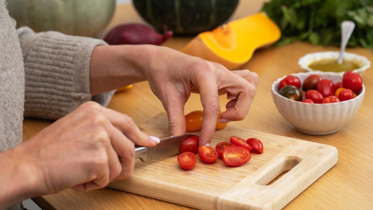 A e dini për çfarë shërben vrima në dërrasën e prerjes? Nuk është vetëm për ta kapur