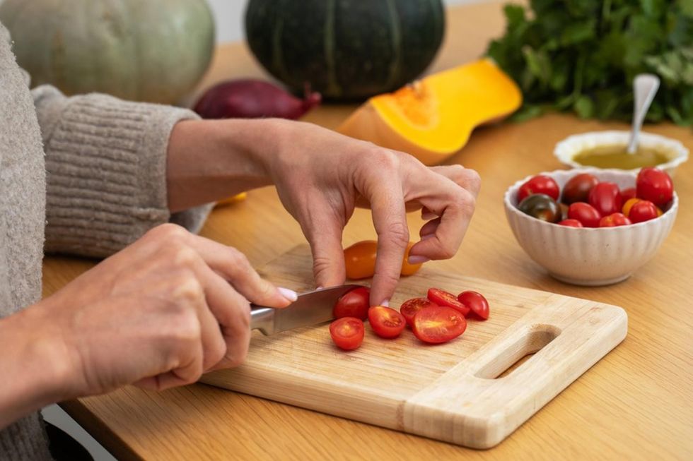 A e dini për çfarë shërben vrima në dërrasën e prerjes? Nuk është vetëm për ta kapur