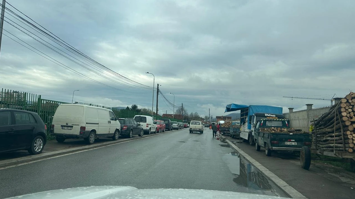 Inspeksioni komunal në Mitrovicë vazhdon aksionin për lirimin e hapësirave publike në tregun e qytetit