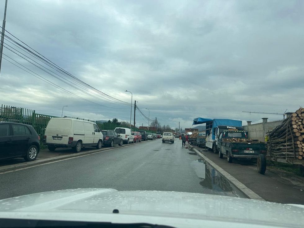 Inspeksioni komunal në Mitrovicë vazhdon aksionin për lirimin e hapësirave publike në tregun e qytetit