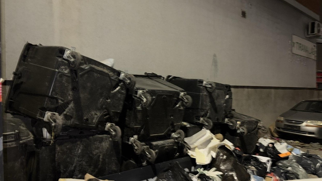 Tetë kontejnerë për mbeturina dëmtohen në lagjen “Kalabria” në Prishtinë