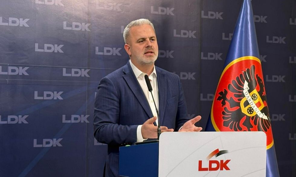 Vendimi i ZRRE-së, Azemi: Fitore për qytetarët, por beteja nuk përfundon këtu