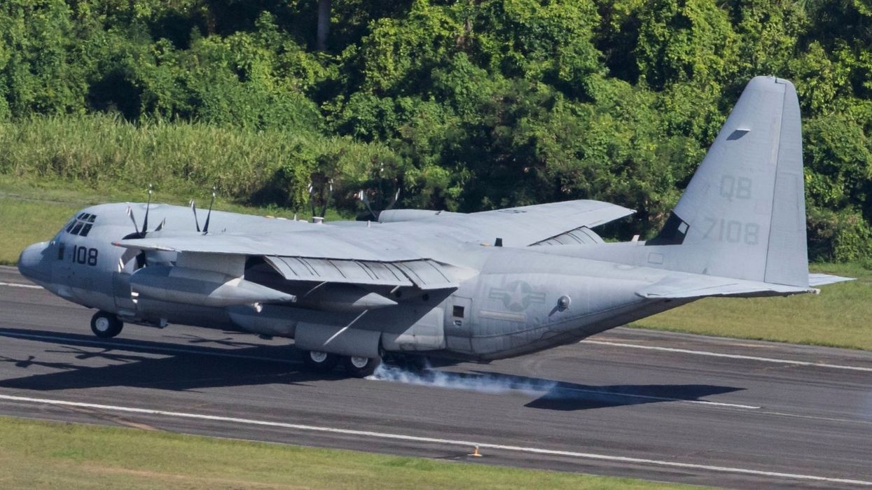 Një burrë godet me çekiç aeroplanin ushtarak amerikan në Irlandë, arrestohet menjëherë Një burrë godet me çekiç aeroplanin ushtarak amerikan në Irlandë, arrestohet menjëherë