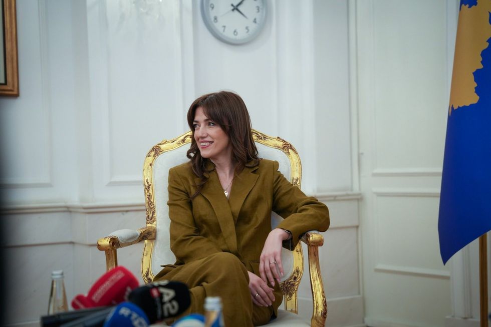 ​Nga dekretet te emërimet, vendimet kyçe që mund ta testojnë Haxhiun si presidente në detyrë