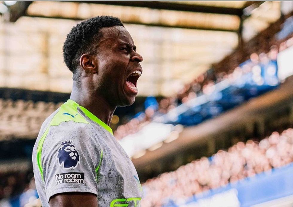 Manchester City triumfon bindshëm ndaj Chelseas, rikthen fuqishëm garën e titullit në Ligën Premier