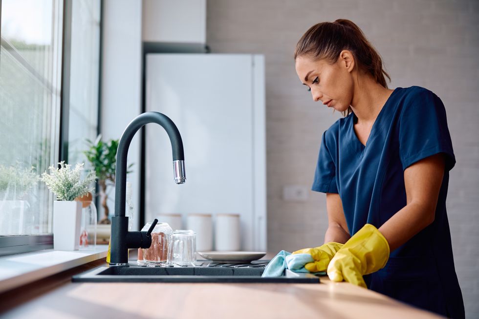 Pse banesa duket e papastër edhe pas pastrimit gjeneral: Gabimet që i bëjnë pothuajse të gjithë