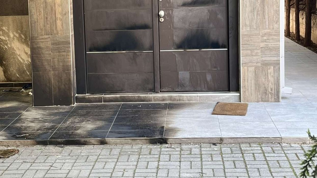 Ambasadorja izraelite publikon pamjet e disa njerëzve që tentuan të djegin një sinagogë në Shkup Ambasadorja izraelite publikon pamjet e disa njerëzve që tentuan të djegin një sinagogë në Shkup