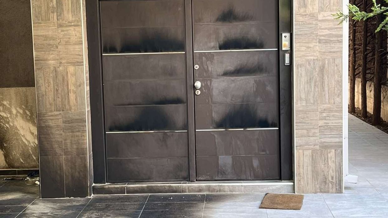 Akoma nuk janë identifikuar personat që ditë më parë tentuan t’i vënë zjarrin sinagogës hebraike në Shkup Akoma nuk janë identifikuar personat që ditë më parë tentuan t’i vënë zjarrin sinagogës hebraike në Shkup