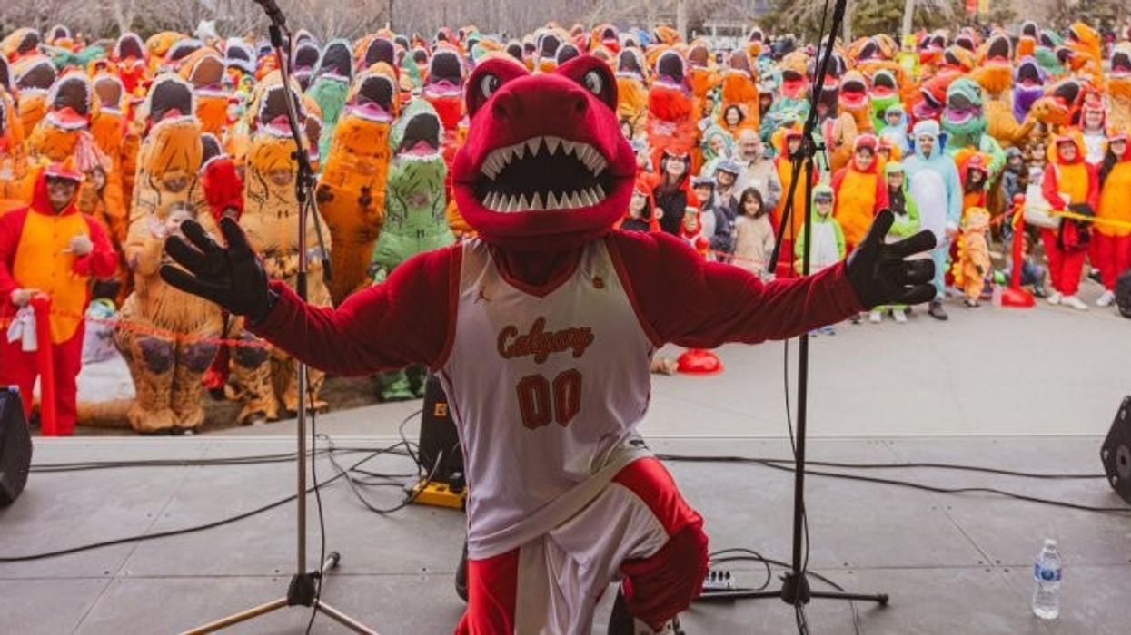 Universiteti thyen rekord botëror me 682 persona me kostume dinozaurësh Universiteti thyen rekord botëror me 682 persona me kostume dinozaurësh
