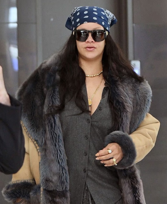 Rihanna shfaqet në NYC me stil të thjeshtë  pas incidentit me të shtëna në shtëpi