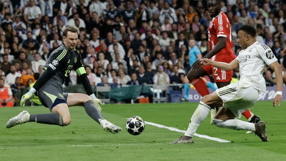 Bayern Munich gjen pasuesin e Manuel Neuer, por përballet me konkurrencë të fortë
