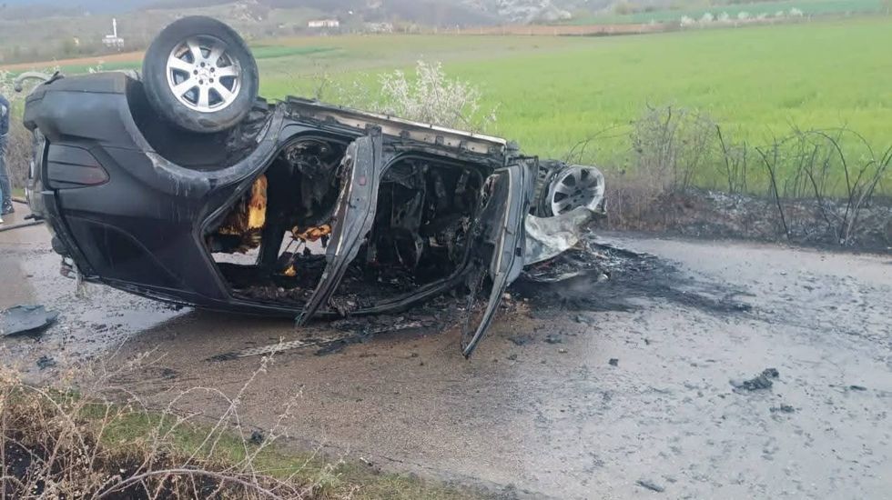 Rrotullohet dhe përfshihet nga flakët një veturë në Devoll, shpëtojnë tre të rinj