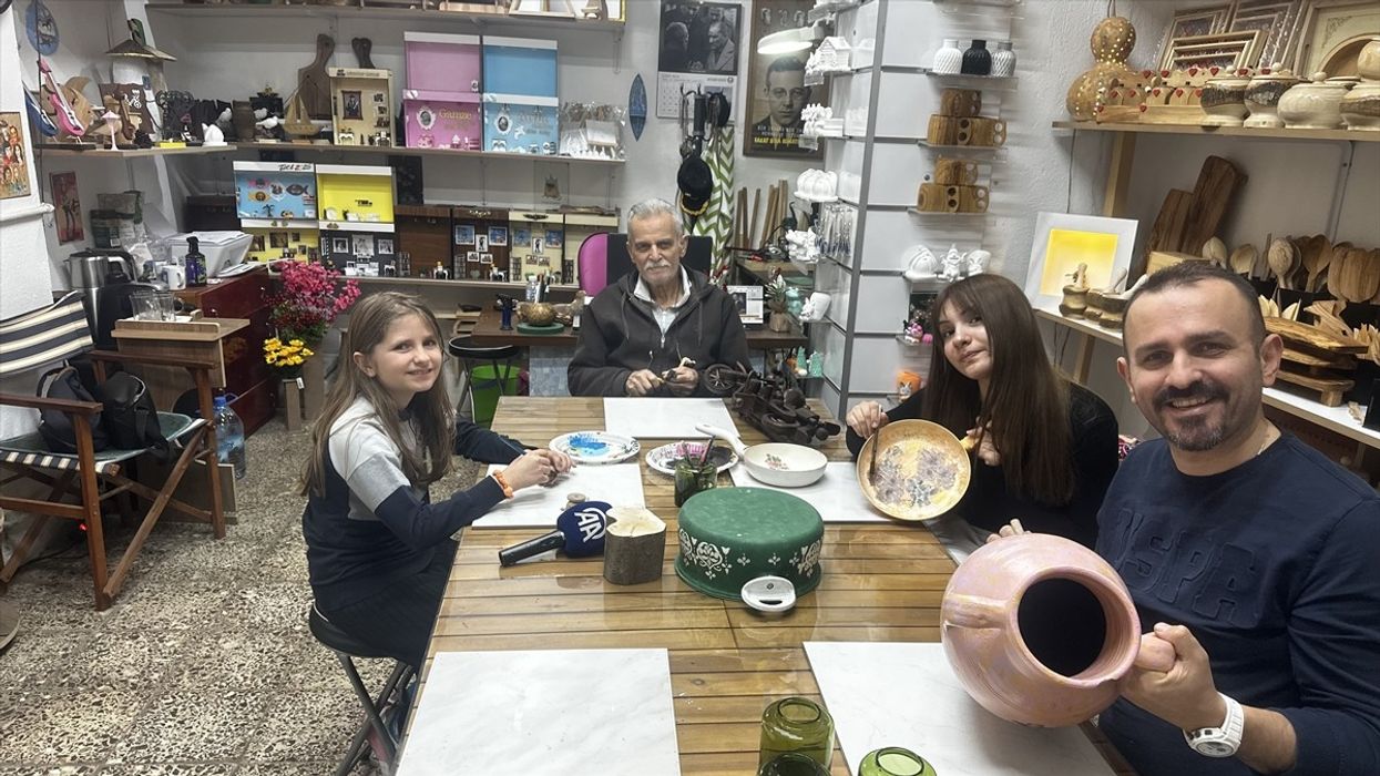 Familja në Turqi ka tre breza që transformon mbeturinat e drurit në art Familja në Turqi ka tre breza që transformon mbeturinat e drurit në art