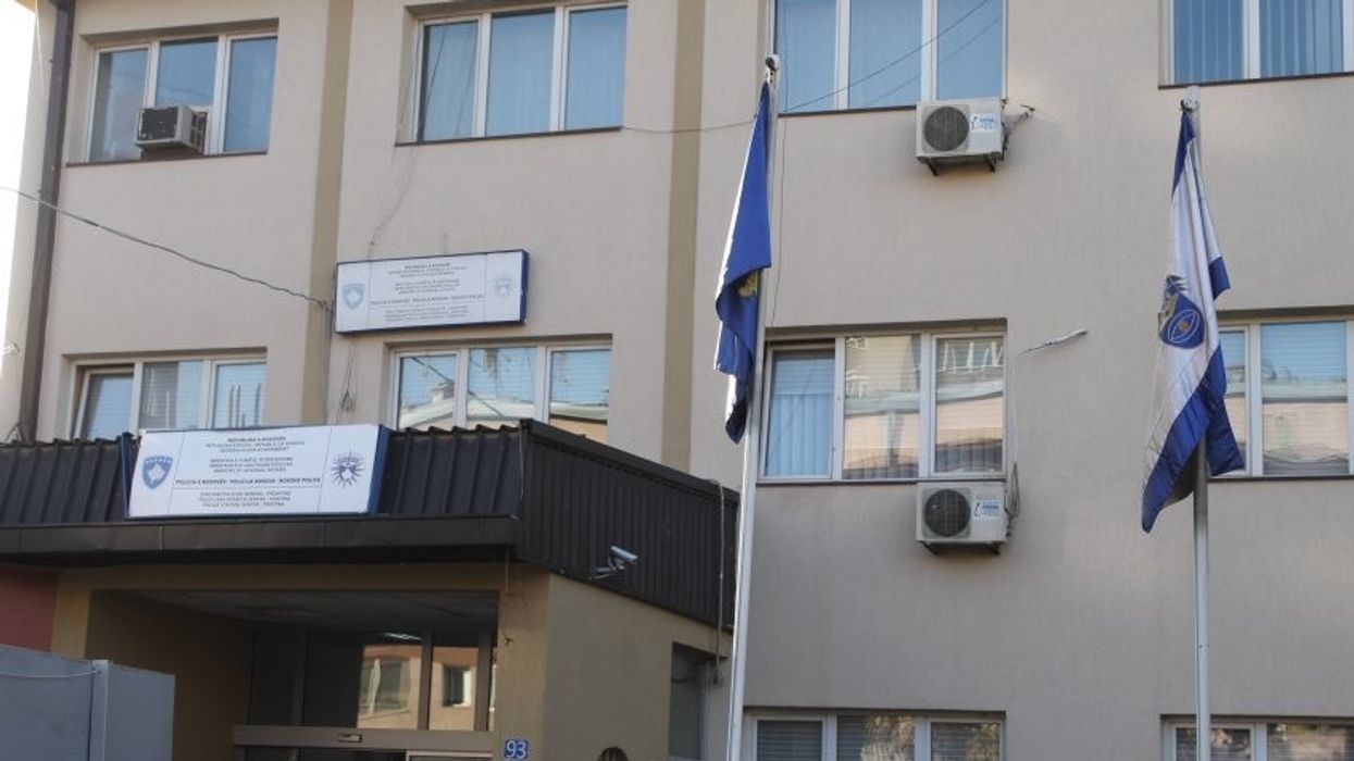Arratiset një person nga stacioni policor në Prishtinë Arratiset një person nga stacioni policor në Prishtinë