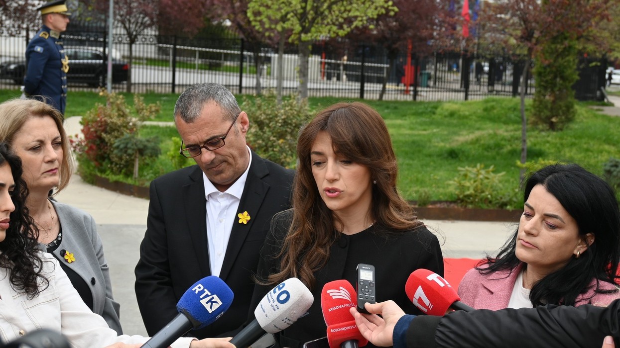 Dhuna seksuale gjatë luftës, Haxhiu apel partnerëve ndërkombëtarë: T’i bëhet presion Serbisë për dorëzimin e kriminelëve