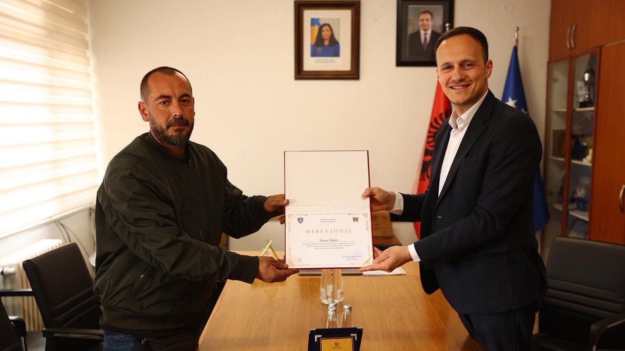 Shpëtoi një grua në Liqenin e Livoçit, qytetari nderohet nga Komuna e Gjilanit