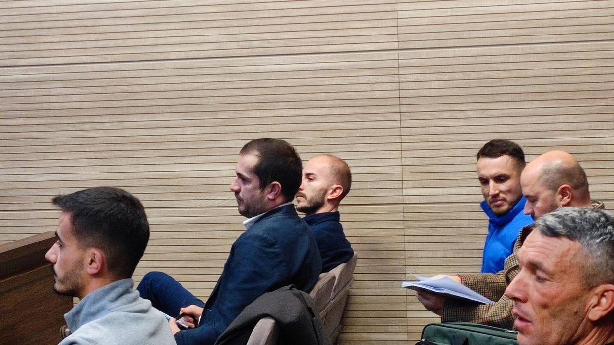 Nga një vit e gjashtë muaj burgim për deputetin Egzon Azemi e zëdhënësin e VV-së, Arlind Manxhuka Nga një vit e gjashtë muaj burgim për deputetin Egzon Azemi e zëdhënësin e VV-së, Arlind Manxhuka