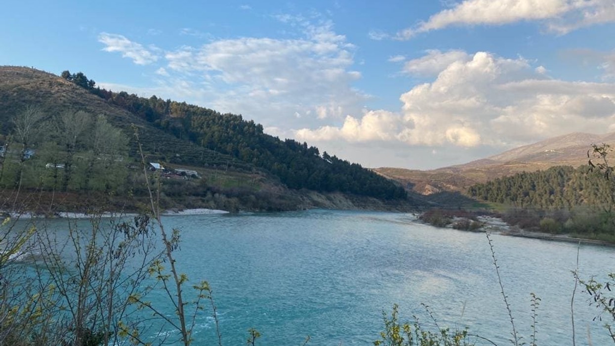 Moti në Shqipëri, shi në mesditë