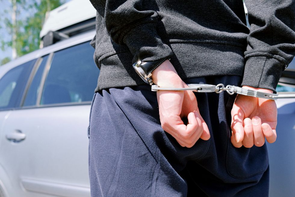 Katër persona të kërkuar ndërkombëtarisht ekstradohen në Kosovë nga Hungaria, Shqipëria dhe Mali i Zi