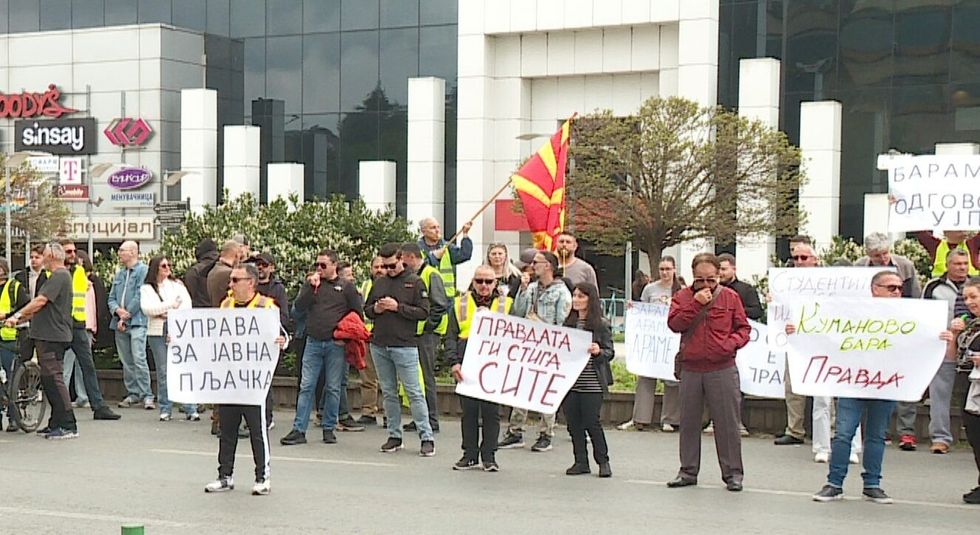 Studentët e “Work and Travel” protestuan para DAP-it kundër tatimit për të ardhurat nga jashtë