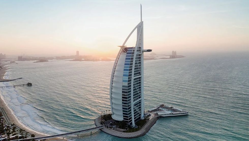 Hoteli i famshëm botëror Burj Al Arab në Dubai do të mbyllet për 18 muaj