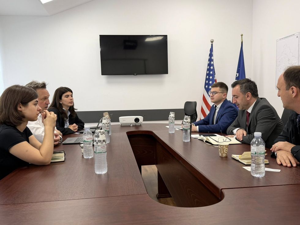 Zgjerimi i linjave ajrore, ministri Basha takon përfaqësues të Wizz Air