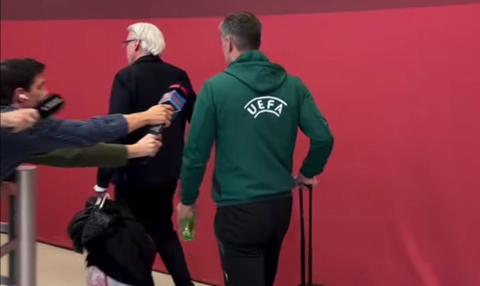 Gazetarët e presin gjyqtarin Vincic dhe e pyetën për kartonin e kuq të Camavingas – shikoni reagimin e tij