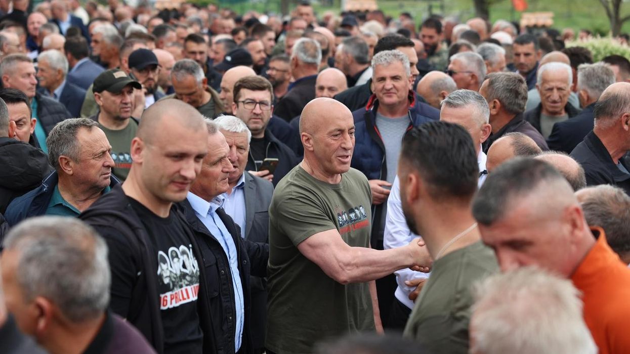 Haradinaj nderon të rënët në Gllogjan e Maznik: Luftëtarë sypatrembur që u bënë mburojë për popullin dhe atdheun Haradinaj nderon të rënët në Gllogjan e Maznik: Luftëtarë sypatrembur që u bënë mburojë për popullin dhe atdheun