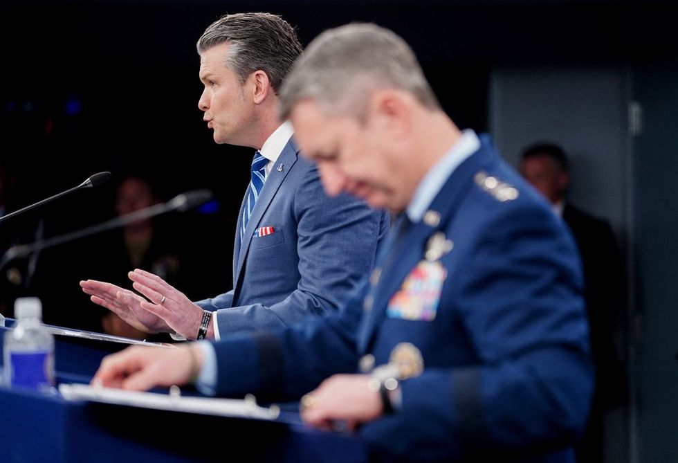 Hegseth mesazh për Iranin: Po ju vëzhgojmë, zgjidhni me mençuri