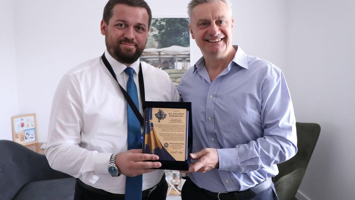 Ambasadori britanik pret në takim imamin Labinot Maliqi në Prishtinë Ambasadori britanik pret në takim imamin Labinot Maliqi në Prishtinë